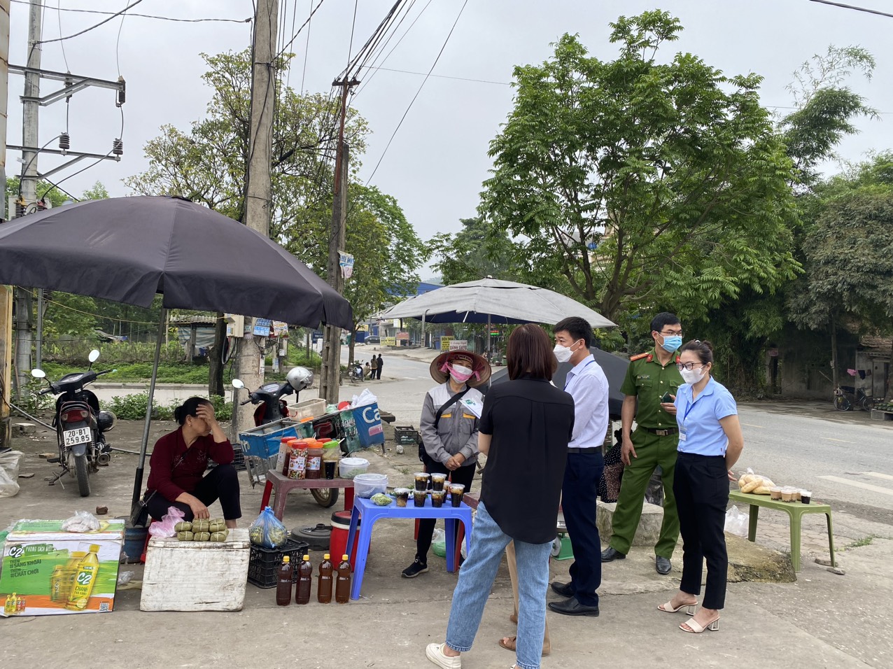 Đoàn kiểm tra tiến hành kiểm tra tại cổng chợ về dịch vụ đồ ăn uống